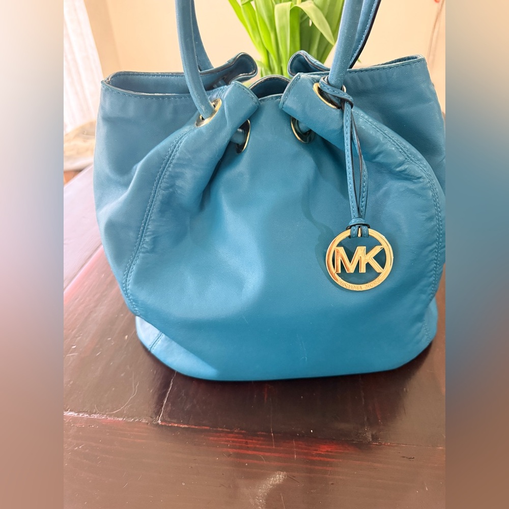 Michael Kors EUC Turquoise Frankie
Pebbled Leather Drawstring
Shoulder Bag - Picture 9 of 13